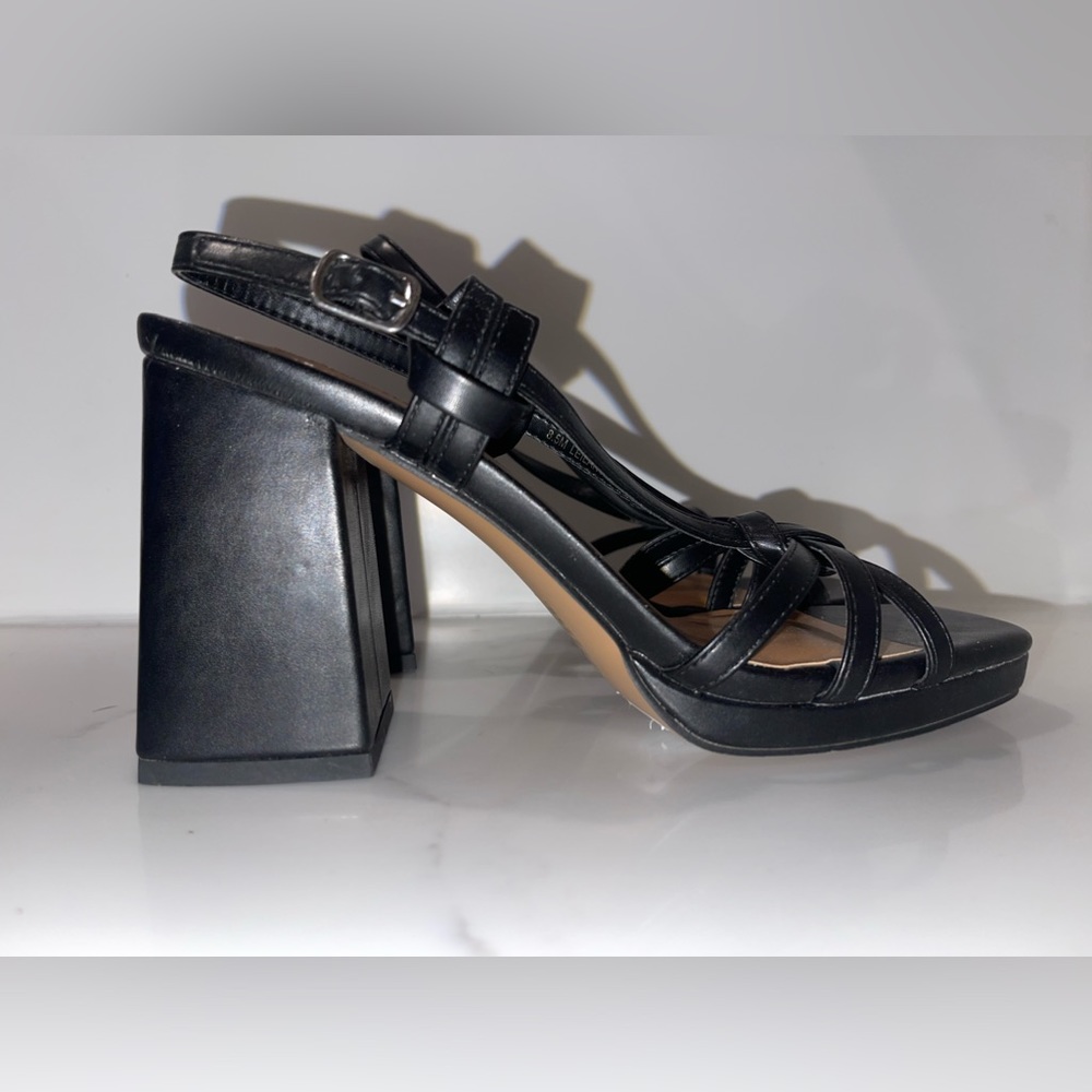 New Kensie strappy black chunky heel